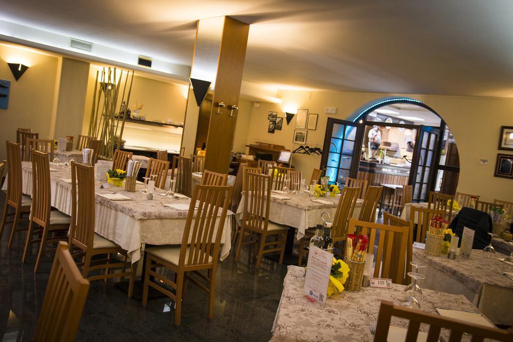 Hotel Ristorante Cigno - Camere And Aparthotel Latisana Ngoại thất bức ảnh
