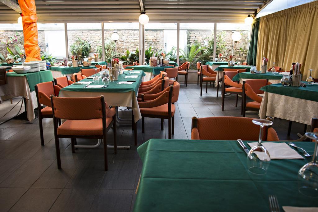 Hotel Ristorante Cigno - Camere And Aparthotel Latisana Ngoại thất bức ảnh