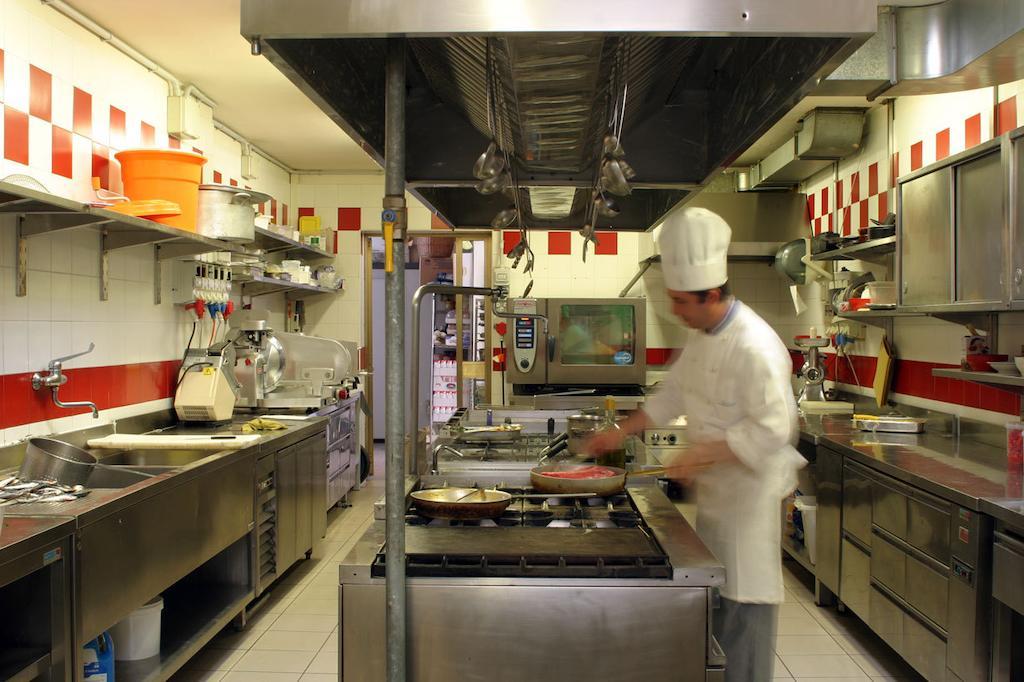 Hotel Ristorante Cigno - Camere And Aparthotel Latisana Ngoại thất bức ảnh