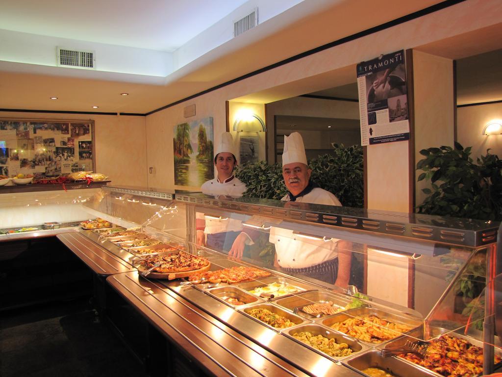 Hotel Ristorante Cigno - Camere And Aparthotel Latisana Ngoại thất bức ảnh
